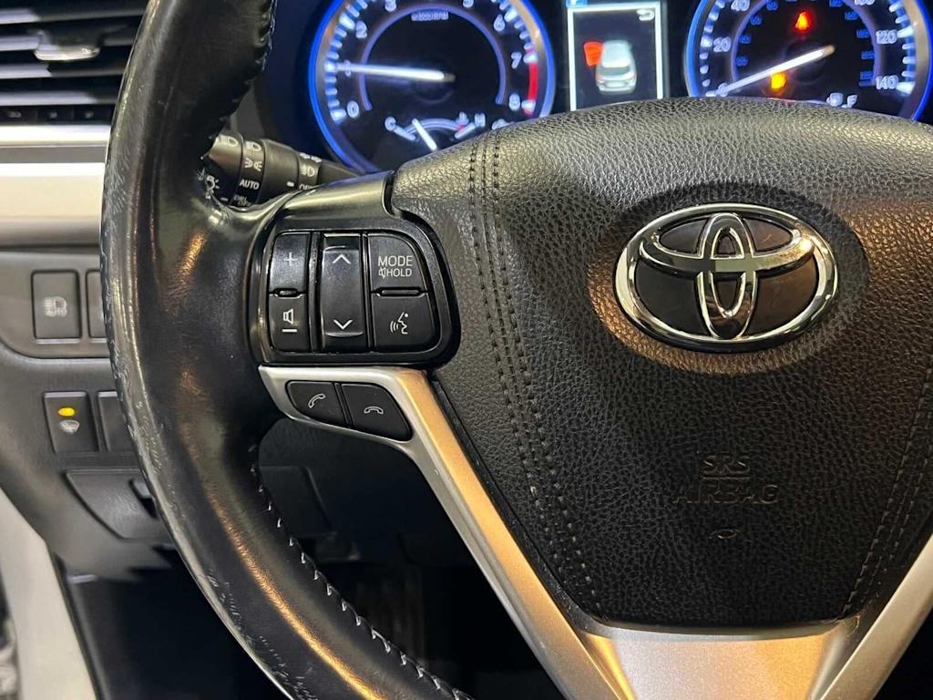 Thumbnail: 2019 Toyota Highlander - 25