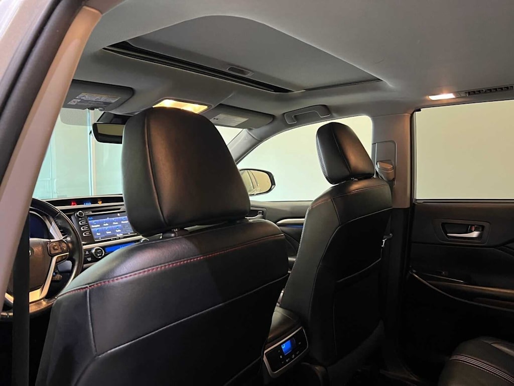 Thumbnail: 2019 Toyota Highlander - 12