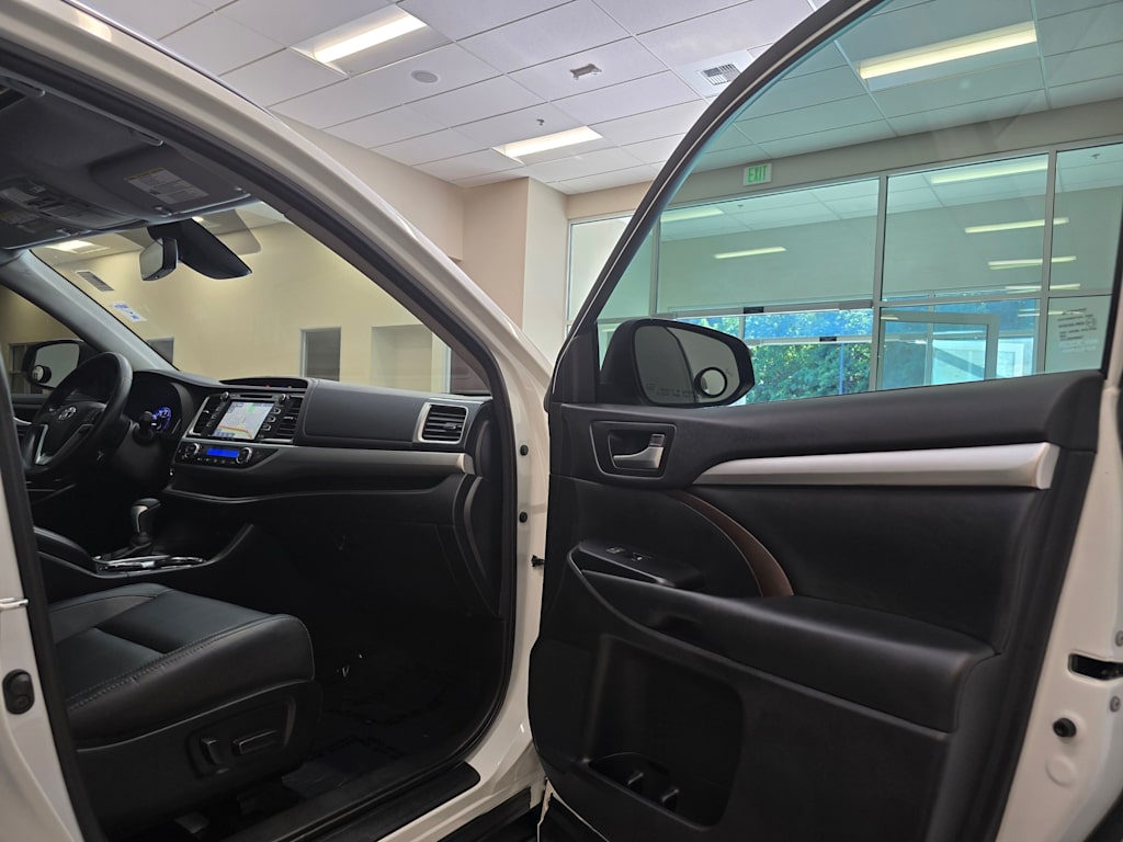 Thumbnail: 2018 Toyota Highlander - 33