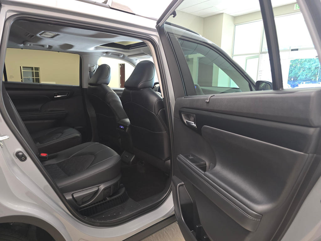 Thumbnail: 2025 Toyota Highlander - 32