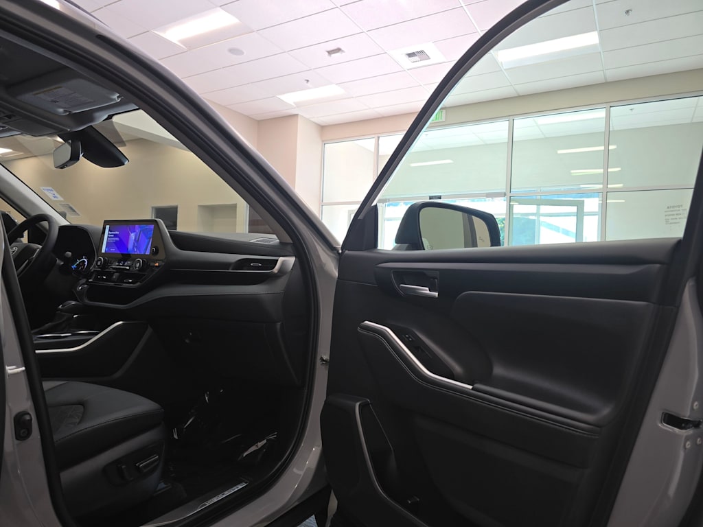 Thumbnail: 2025 Toyota Highlander - 33