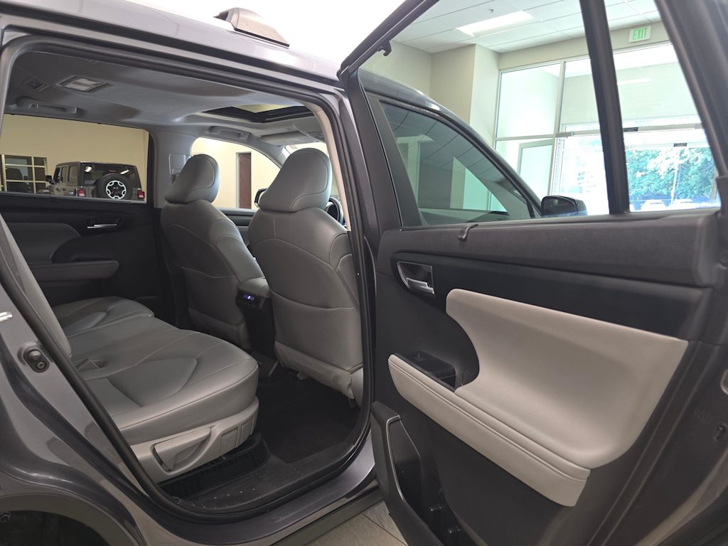 Thumbnail: 2023 Toyota Highlander - 32