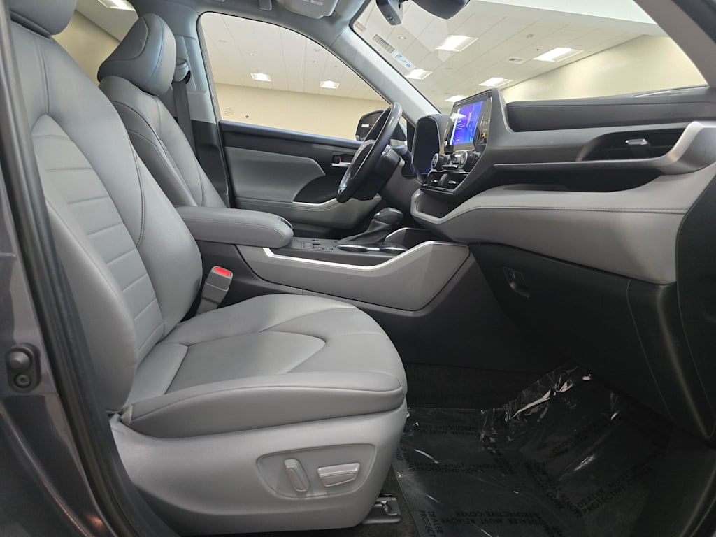 Thumbnail: 2023 Toyota Highlander - 12