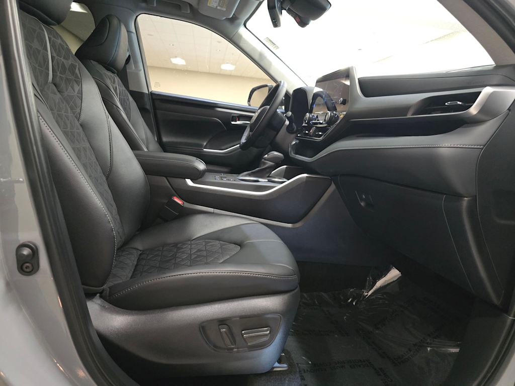 Thumbnail: 2025 Toyota Highlander - 31