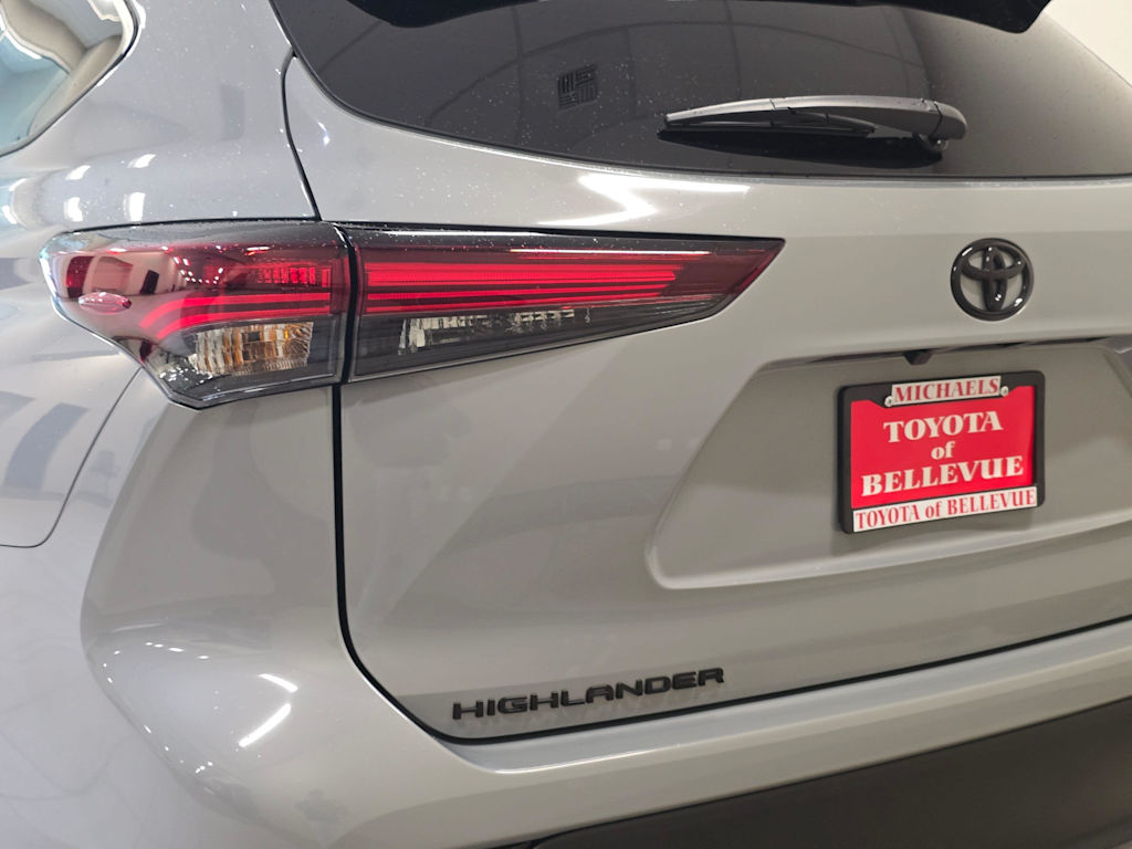 Thumbnail: 2025 Toyota Highlander - 21