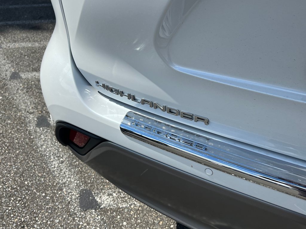 Thumbnail: 2023 Toyota Highlander - 10