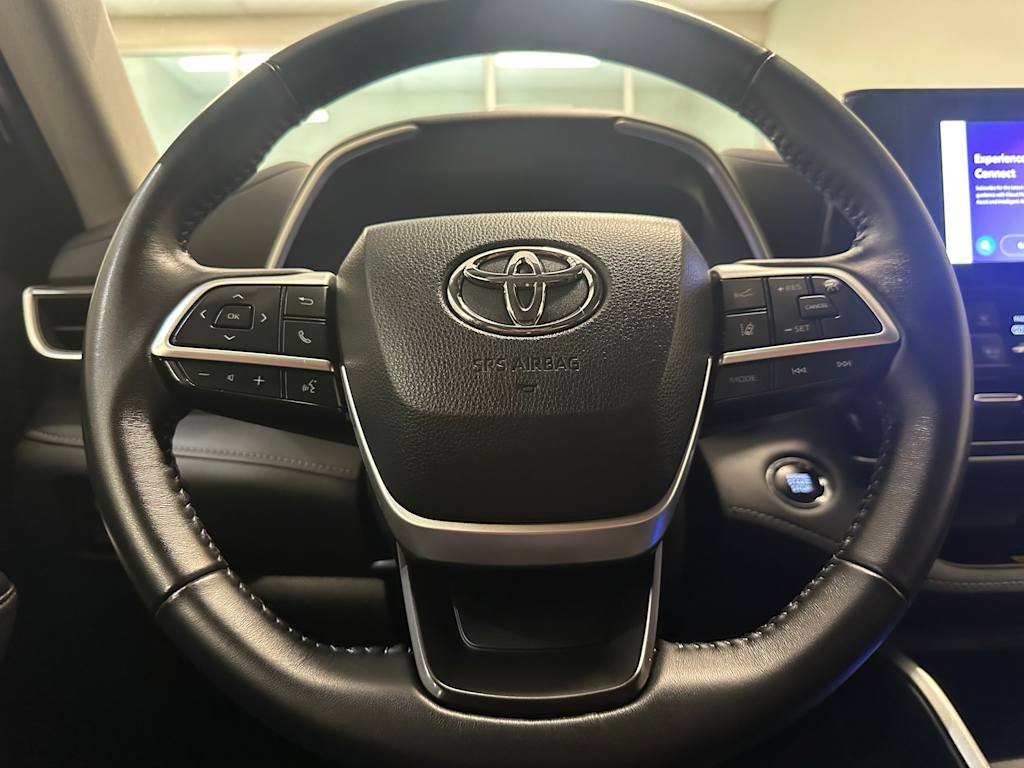 Thumbnail: 2023 Toyota Highlander - 13