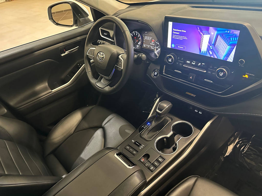 Thumbnail: 2023 Toyota Highlander - 32