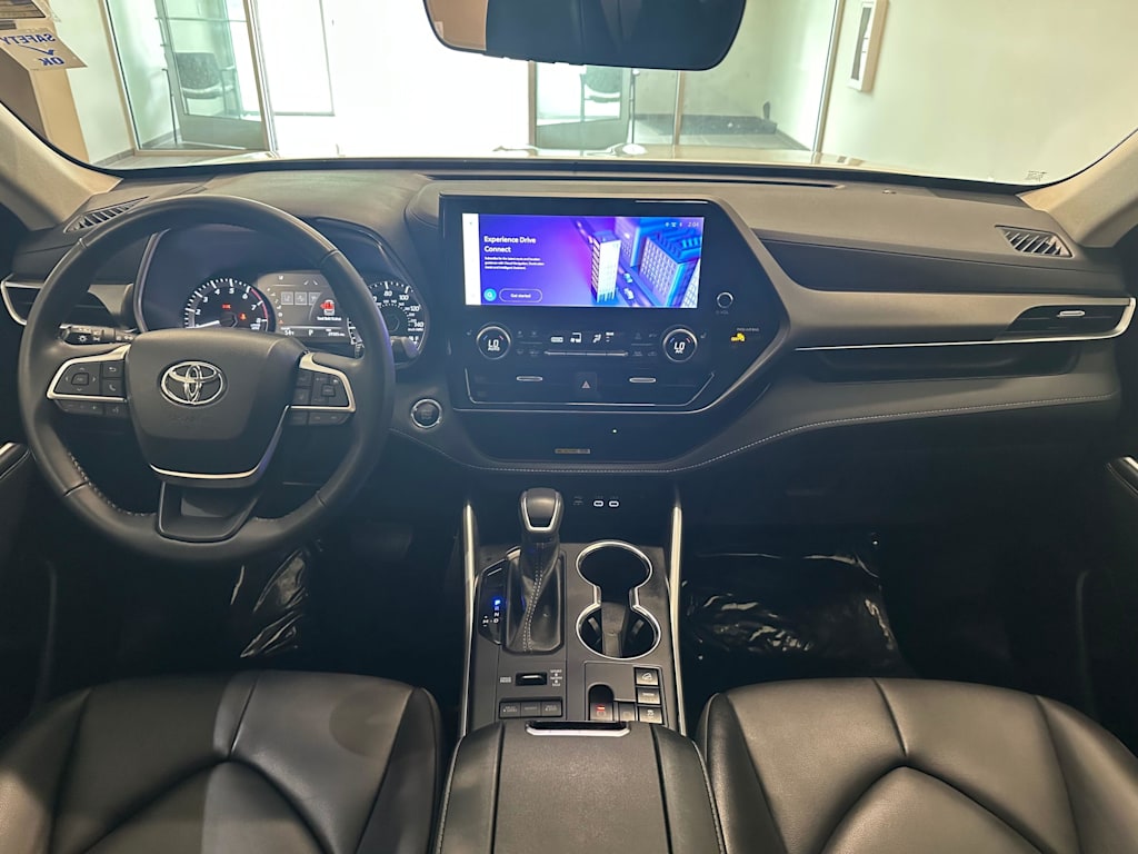 Thumbnail: 2023 Toyota Highlander - 9
