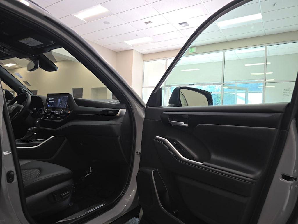 Thumbnail: 2025 Toyota Highlander - 33