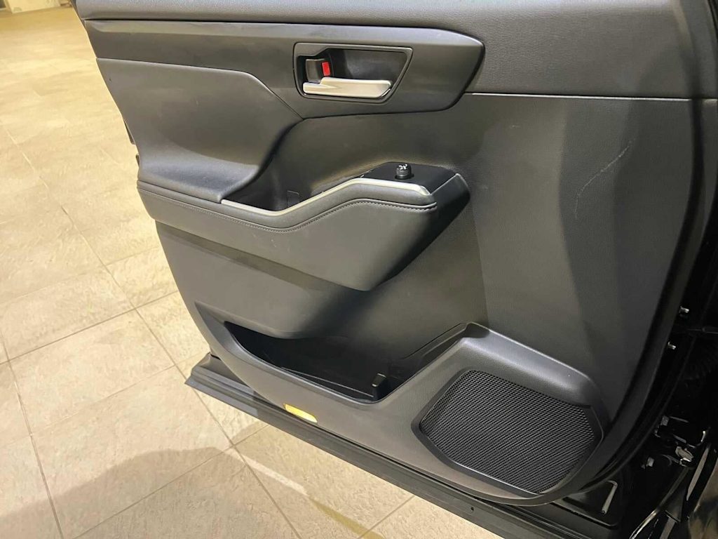 Thumbnail: 2023 Toyota Highlander - 22