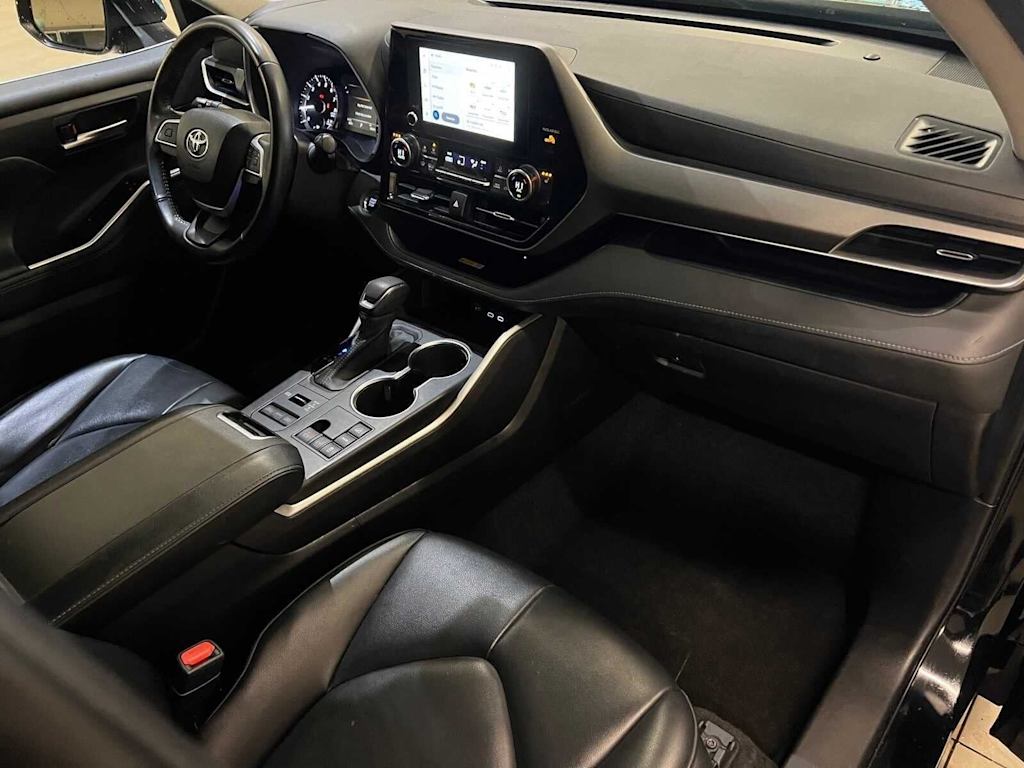 Thumbnail: 2023 Toyota Highlander - 14