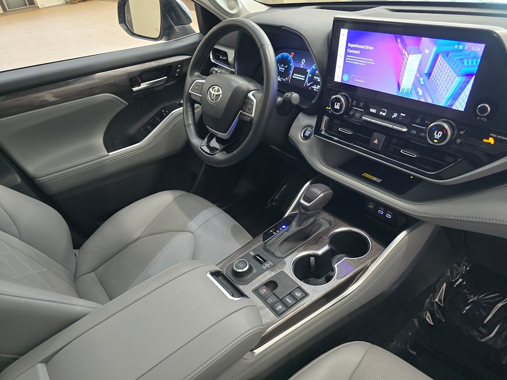 Thumbnail: 2023 Toyota Highlander - 33