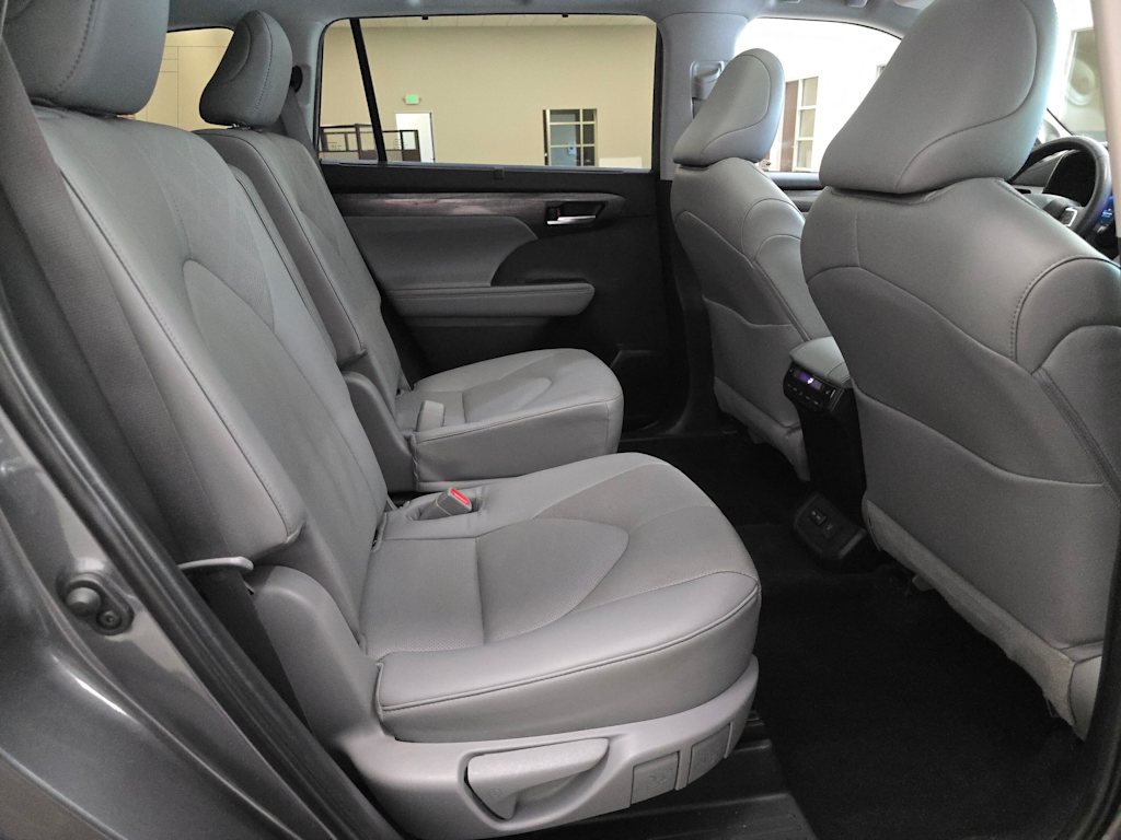 Thumbnail: 2023 Toyota Highlander - 30