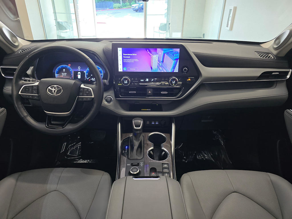 Thumbnail: 2023 Toyota Highlander - 10