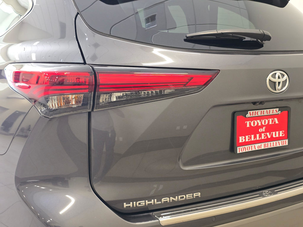 Thumbnail: 2023 Toyota Highlander - 22