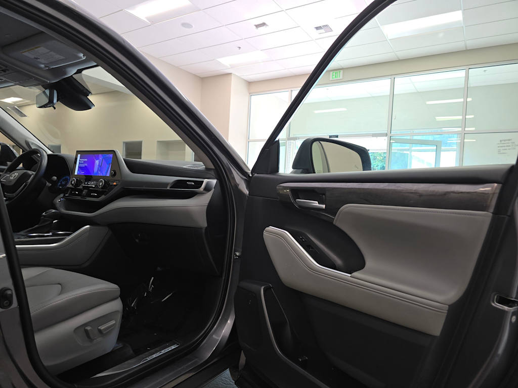 Thumbnail: 2023 Toyota Highlander - 32