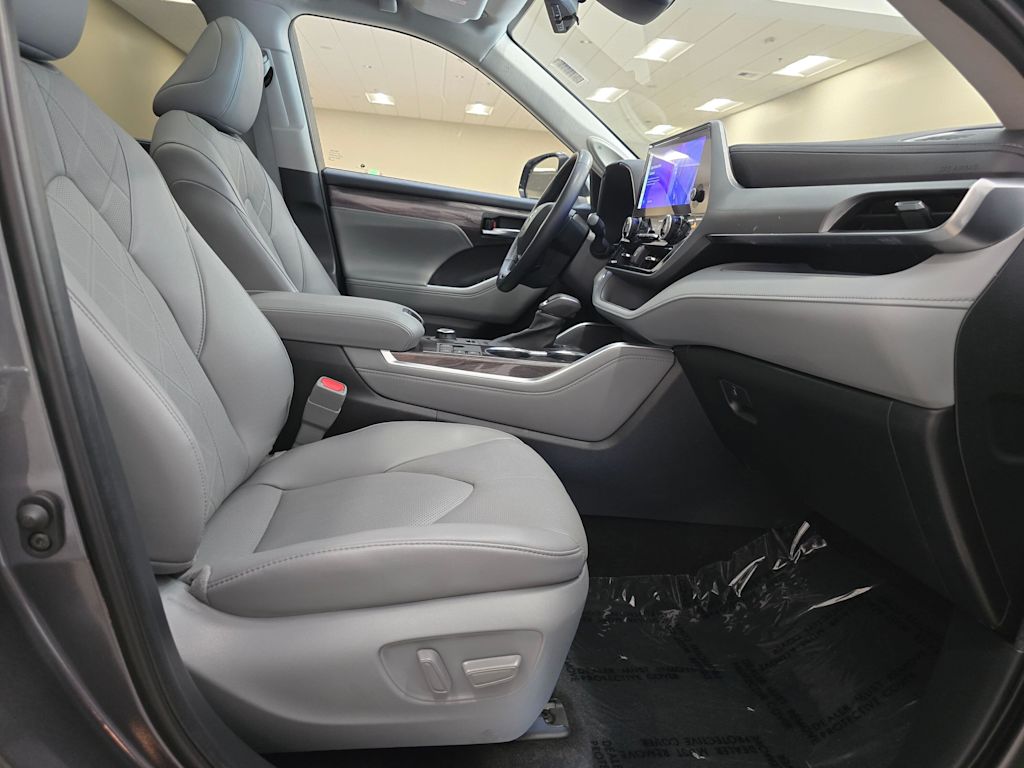 Thumbnail: 2023 Toyota Highlander - 12