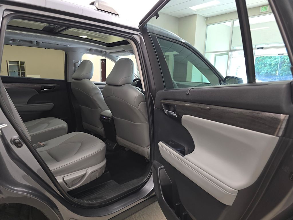 Thumbnail: 2023 Toyota Highlander - 31