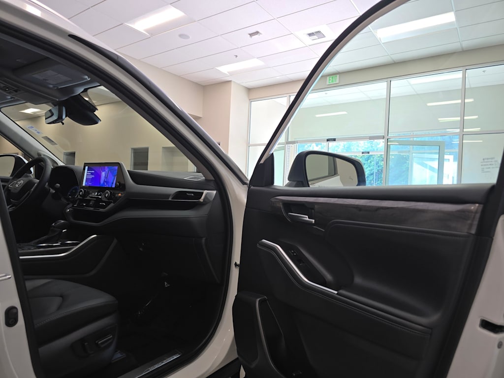 Thumbnail: 2025 Toyota Highlander - 32