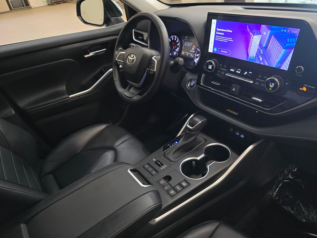 Thumbnail: 2023 Toyota Highlander - 15