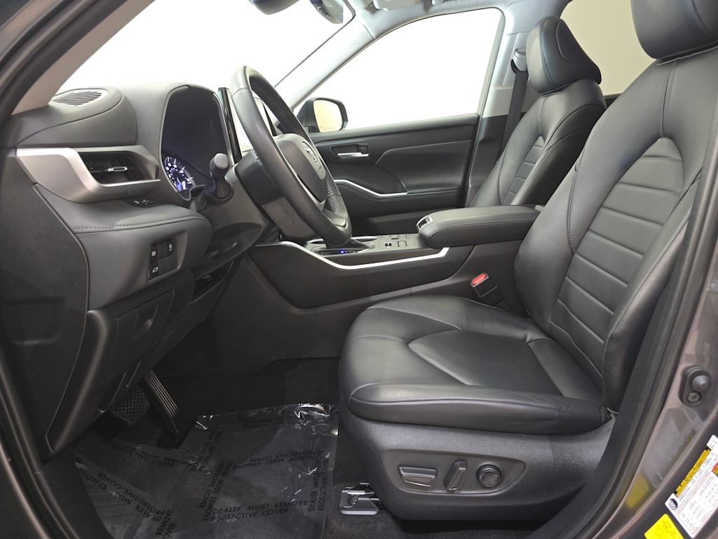 Thumbnail: 2023 Toyota Highlander - 11