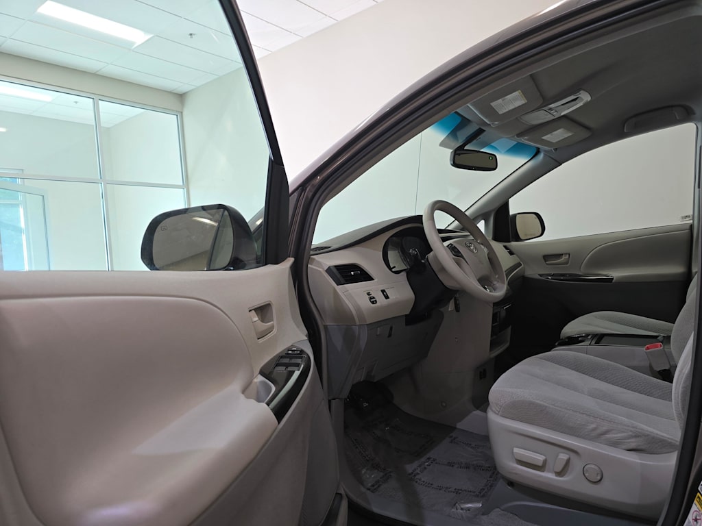 Thumbnail: 2011 Toyota Sienna - 27