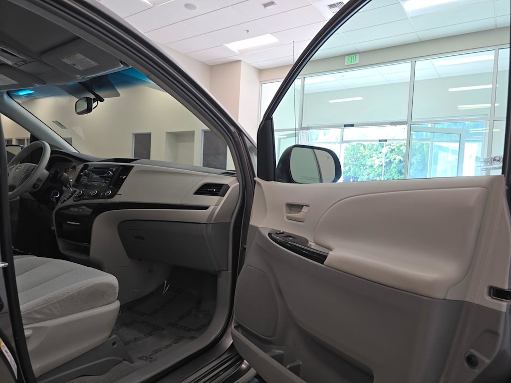 Thumbnail: 2011 Toyota Sienna - 30