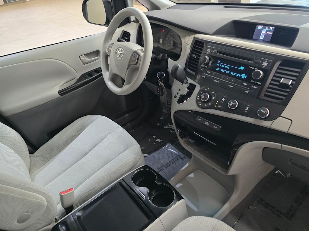 Thumbnail: 2011 Toyota Sienna - 15