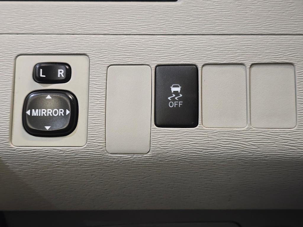 Thumbnail: 2011 Toyota Sienna - 23