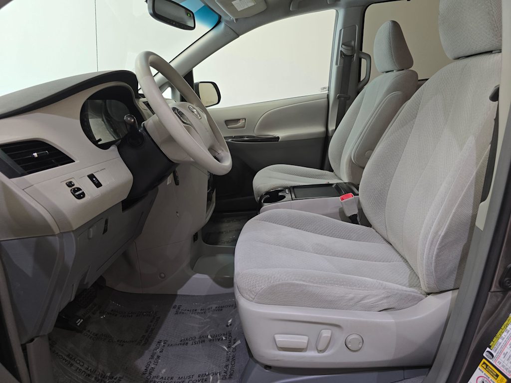Thumbnail: 2011 Toyota Sienna - 11