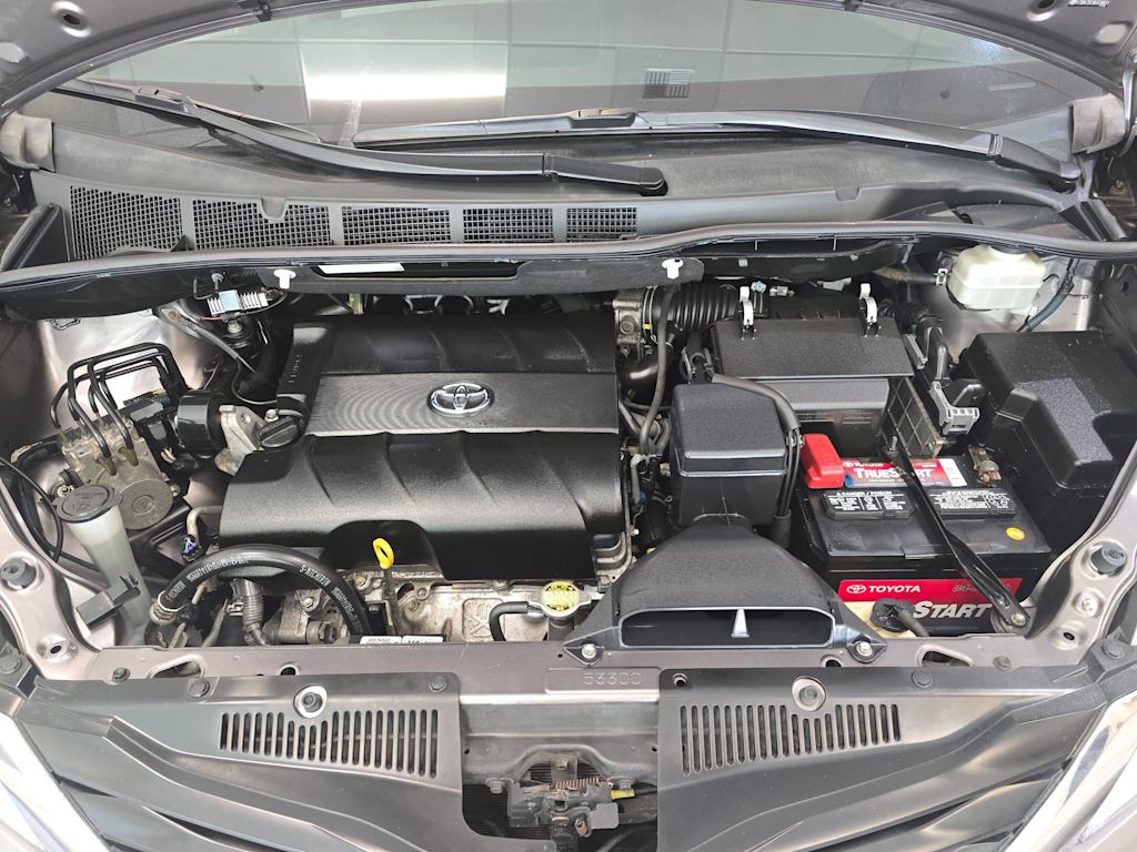 Thumbnail: 2011 Toyota Sienna - 9