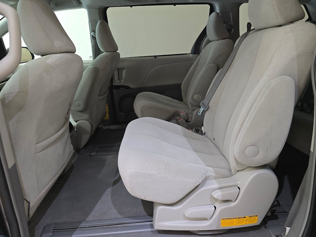 Thumbnail: 2011 Toyota Sienna - 13