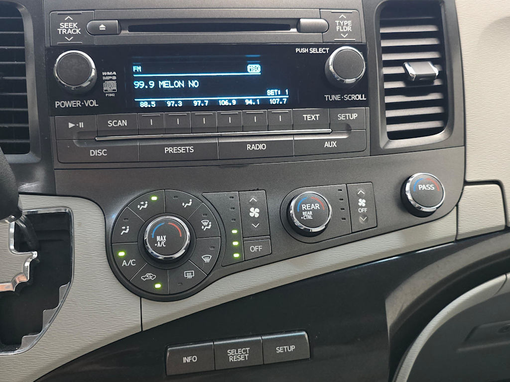 Thumbnail: 2011 Toyota Sienna - 22