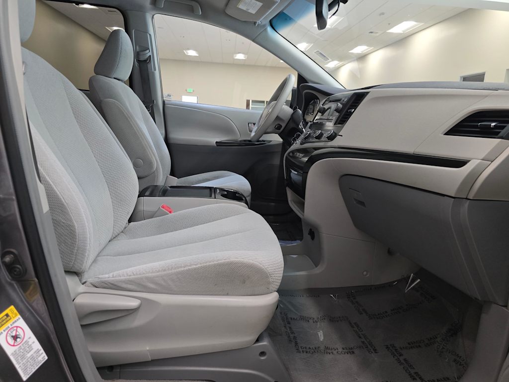 Thumbnail: 2011 Toyota Sienna - 12