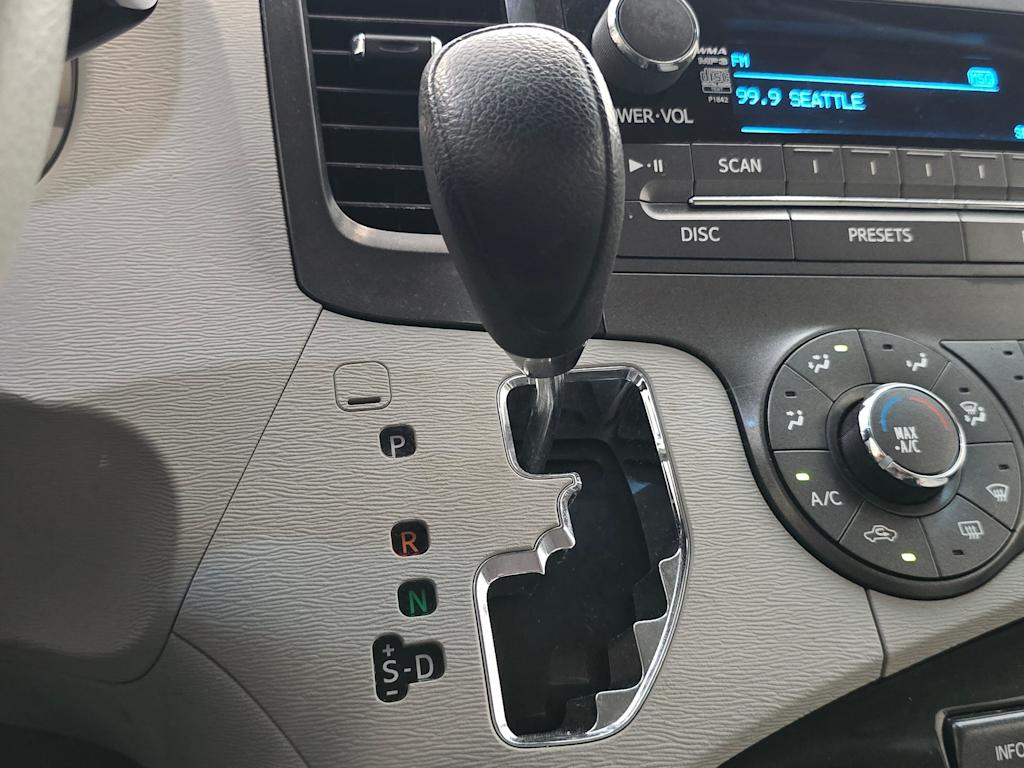 Thumbnail: 2011 Toyota Sienna - 17