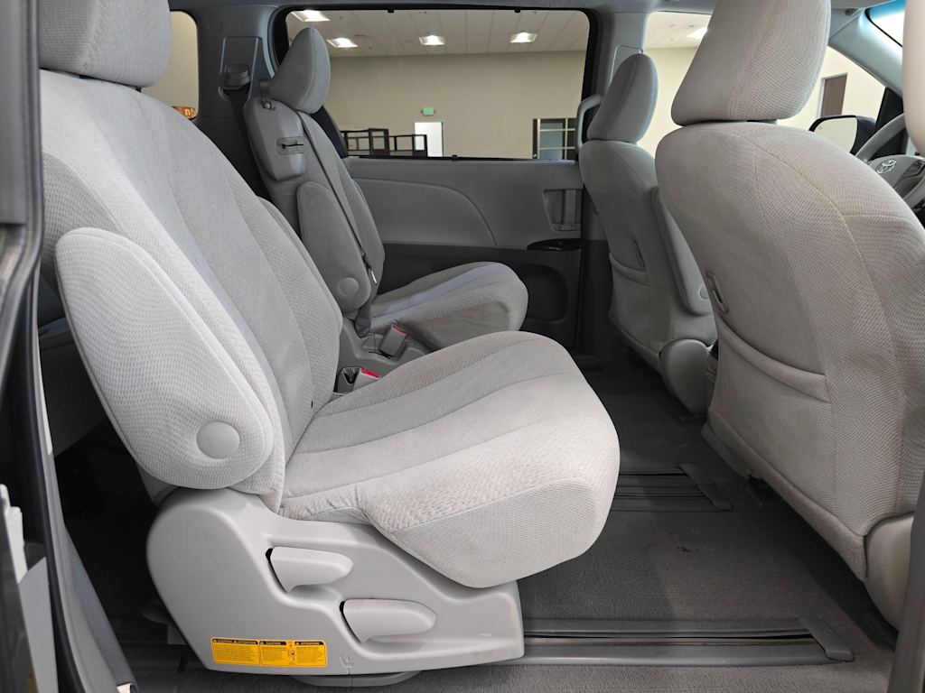 Thumbnail: 2011 Toyota Sienna - 29