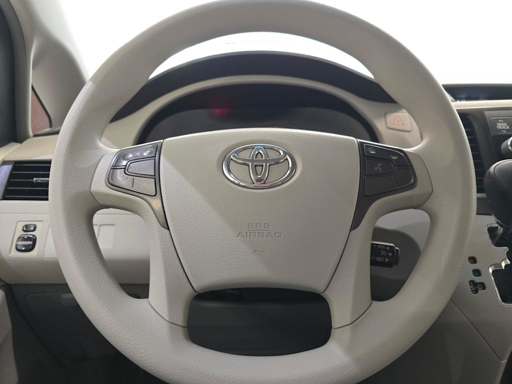 Thumbnail: 2011 Toyota Sienna - 14