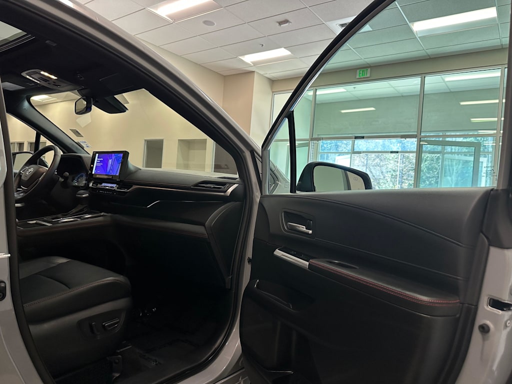 Thumbnail: 2025 Toyota Sienna - 31