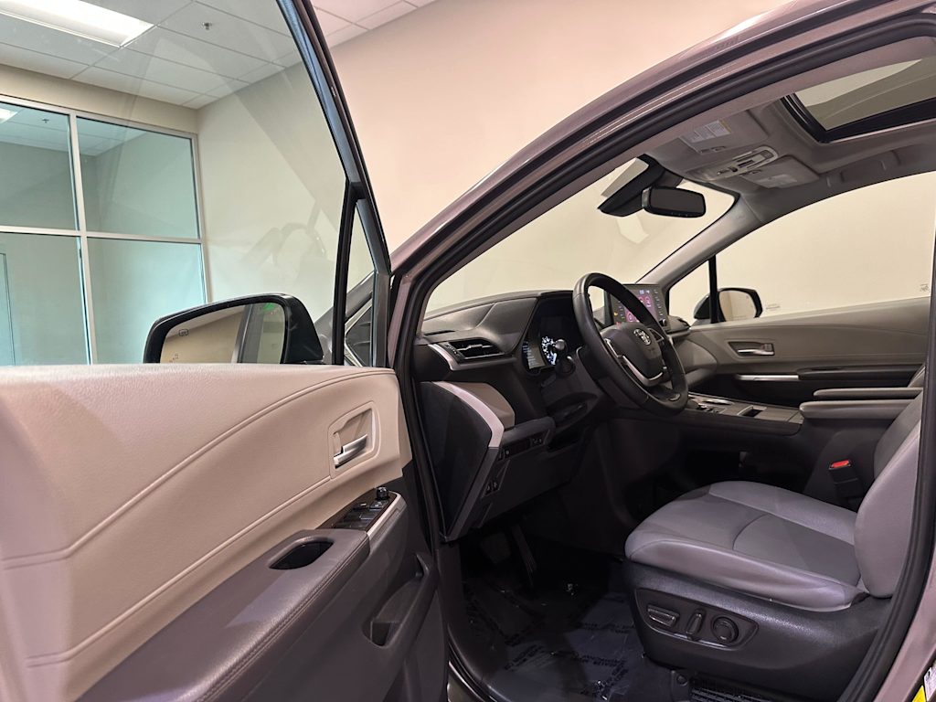 Thumbnail: 2023 Toyota Sienna - 11