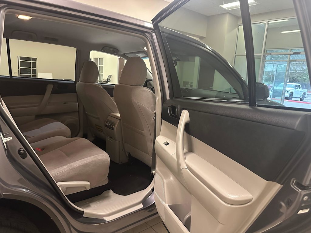 Thumbnail: 2012 Toyota Highlander - 28