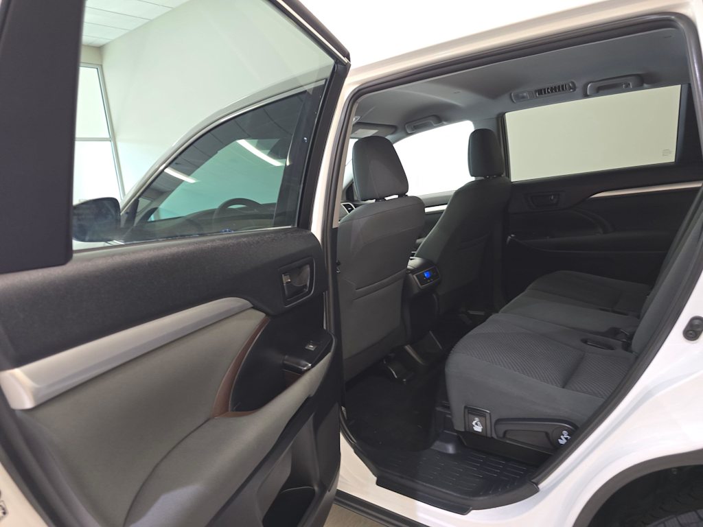 Thumbnail: 2019 Toyota Highlander - 25