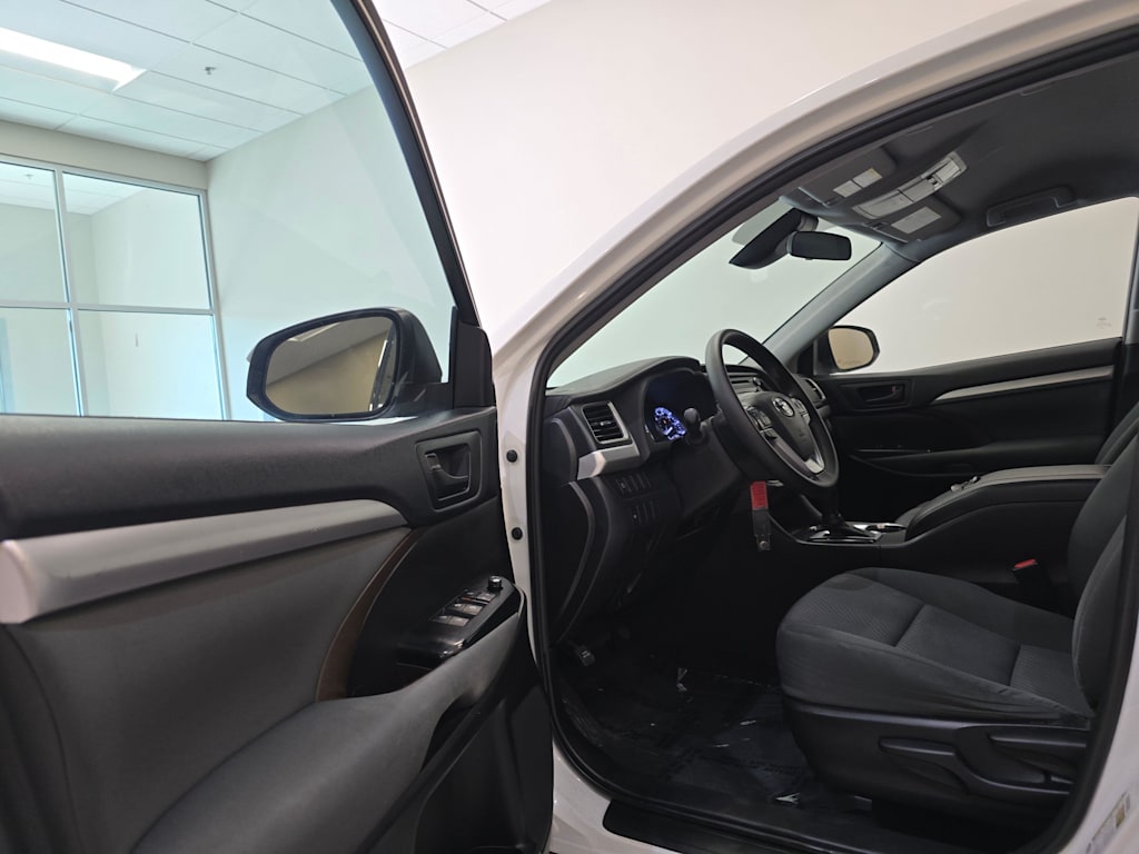 Thumbnail: 2019 Toyota Highlander - 15