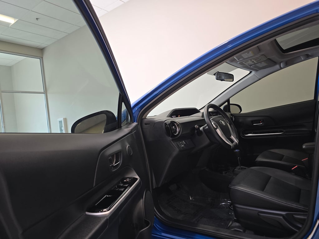Thumbnail: 2015 Toyota Prius c - 27