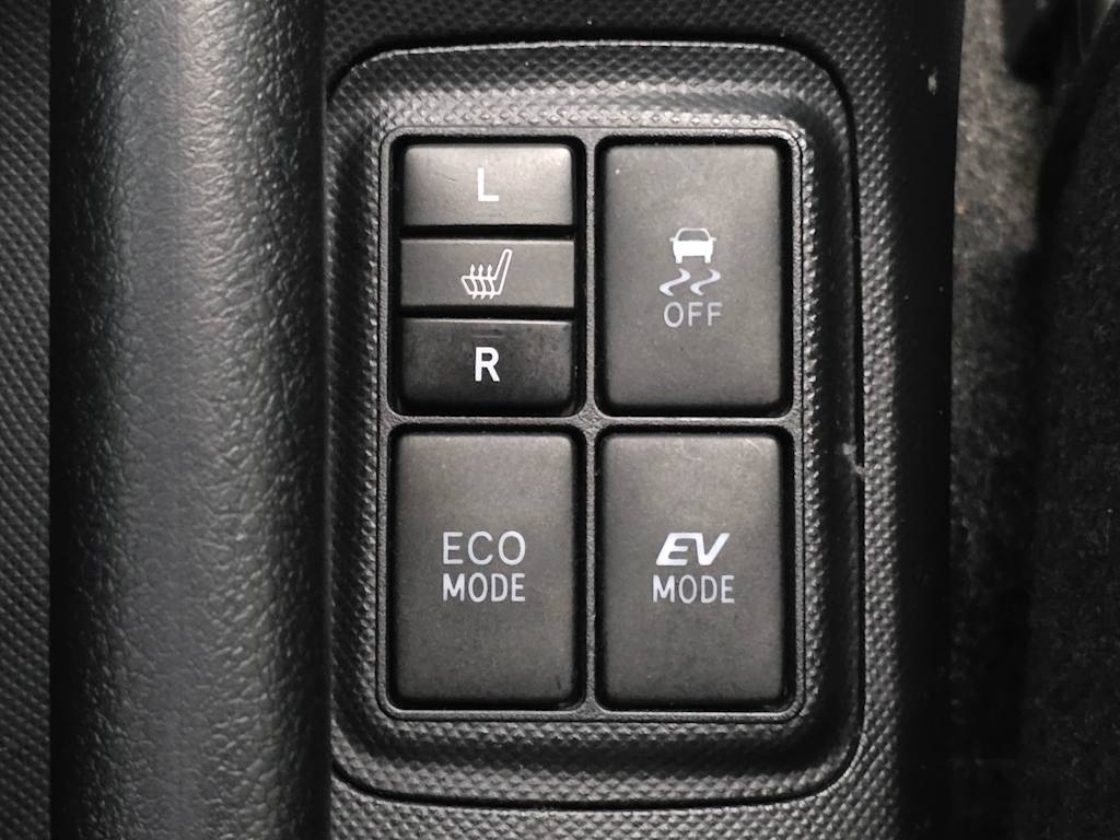 Thumbnail: 2015 Toyota Prius c - 23