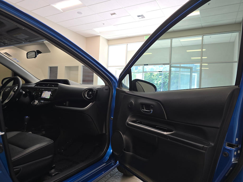 Thumbnail: 2015 Toyota Prius c - 31