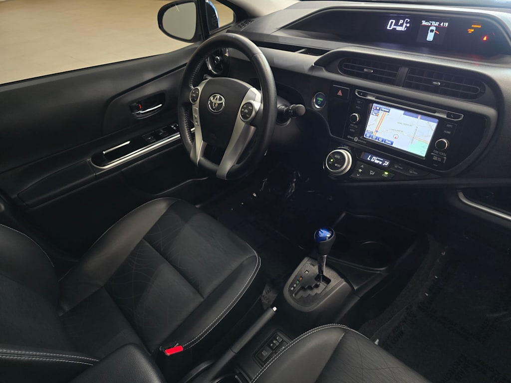 Thumbnail: 2015 Toyota Prius c - 15