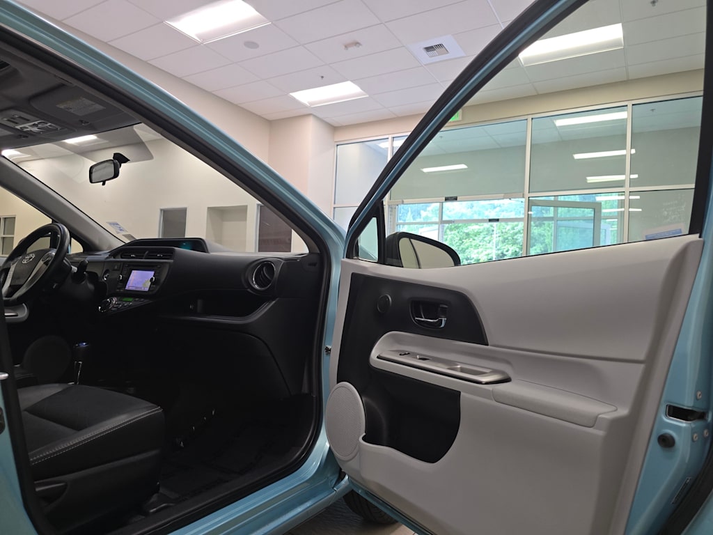 Thumbnail: 2013 Toyota Prius c - 28