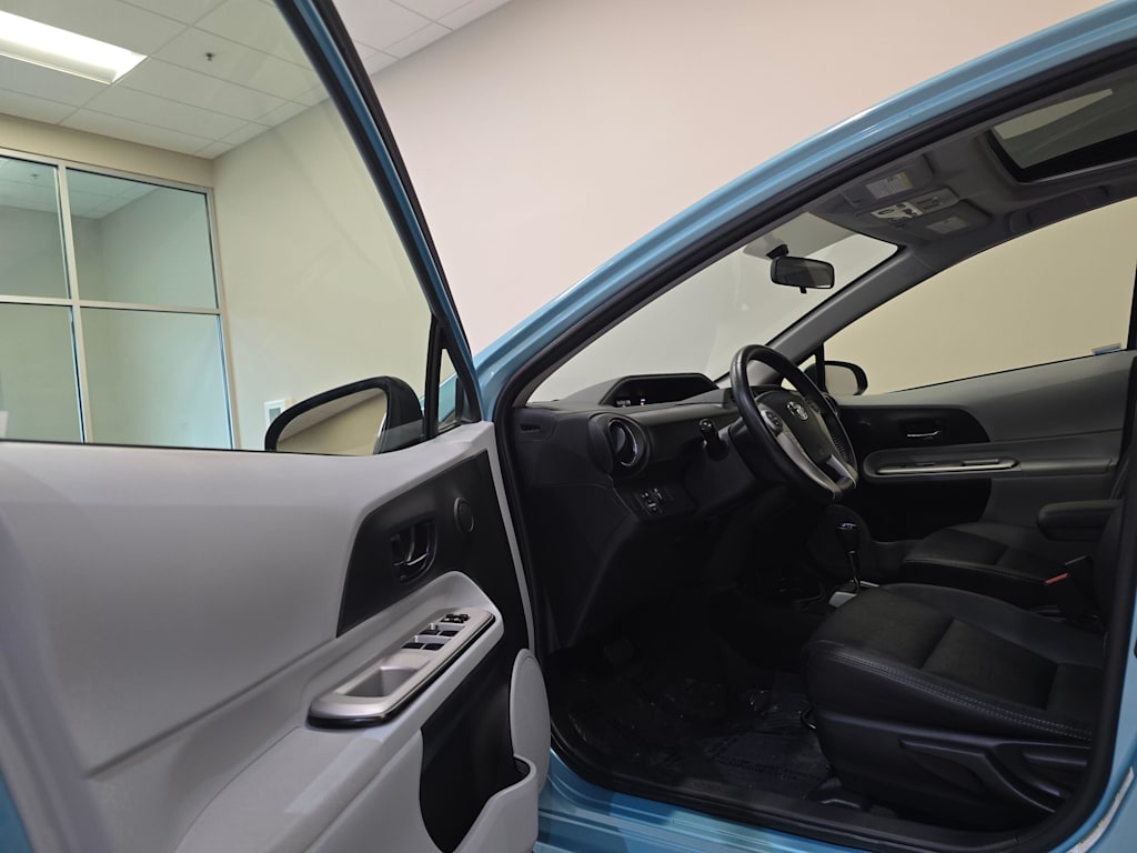 Thumbnail: 2013 Toyota Prius c - 14