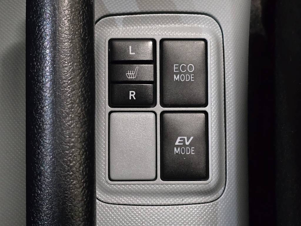 Thumbnail: 2013 Toyota Prius c - 22